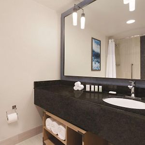 One-Bedroom Suite Tub Mobility Accessible or Non-Smoking